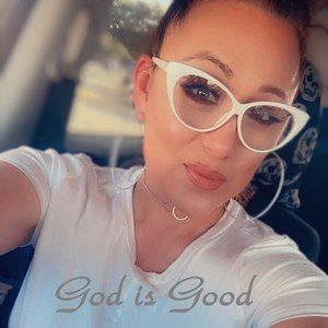 Meet your Posher, Mona